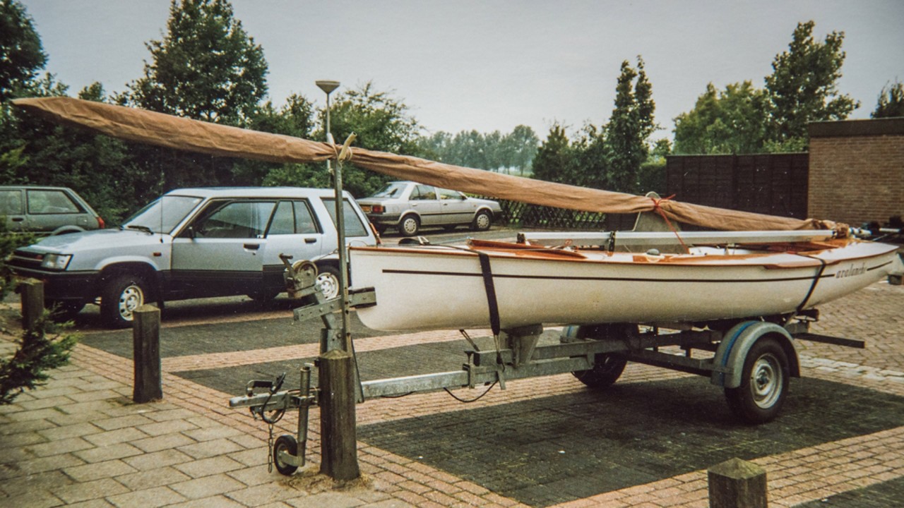 Toyota Tercel exterieur zijkant met zeilboot