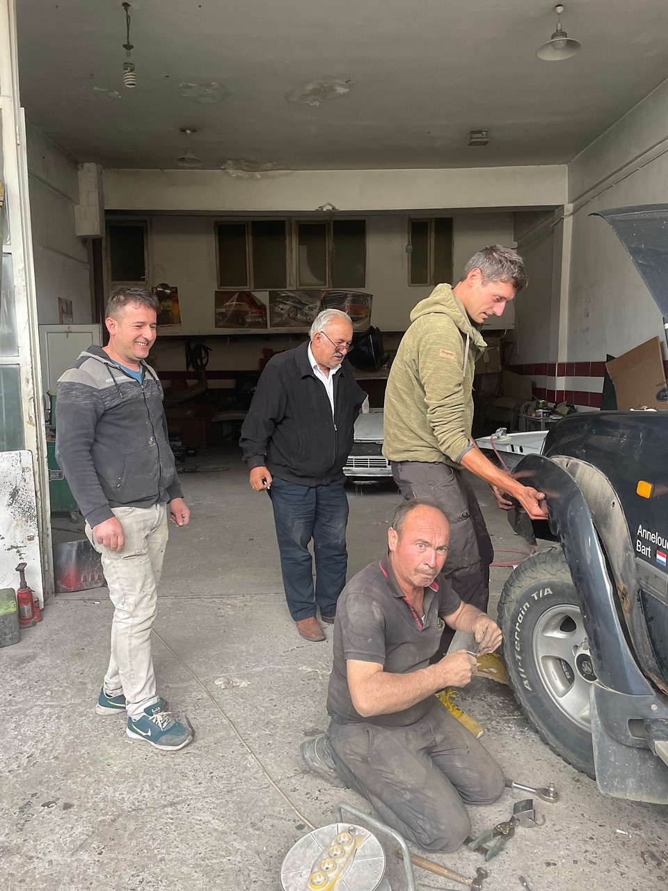 Bart en Annelouc, Toyota Land Cruiser, Ted, spatbord, reparatie