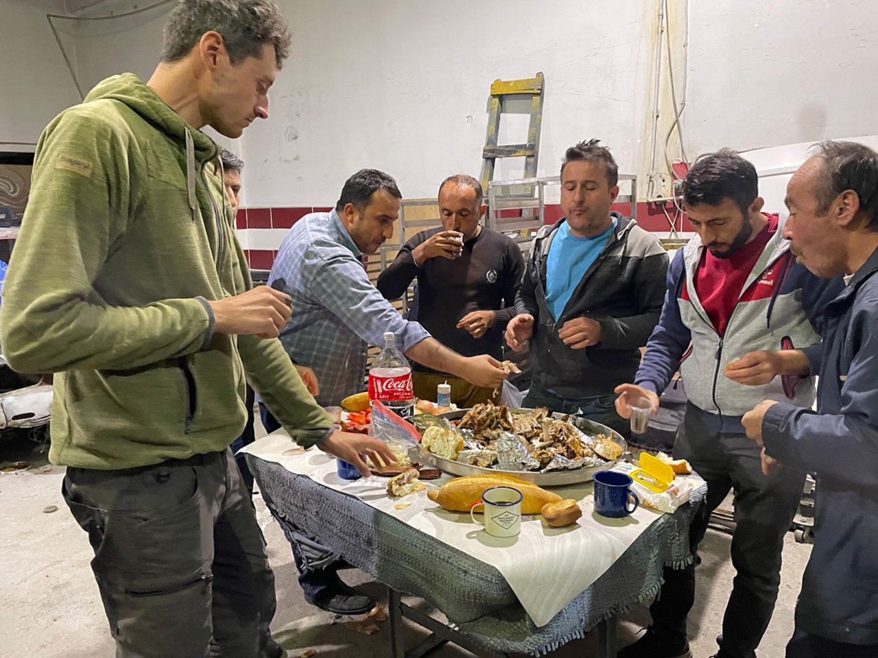 Bart en Annelouc, garage, samen eten en drinken, met automonteurs