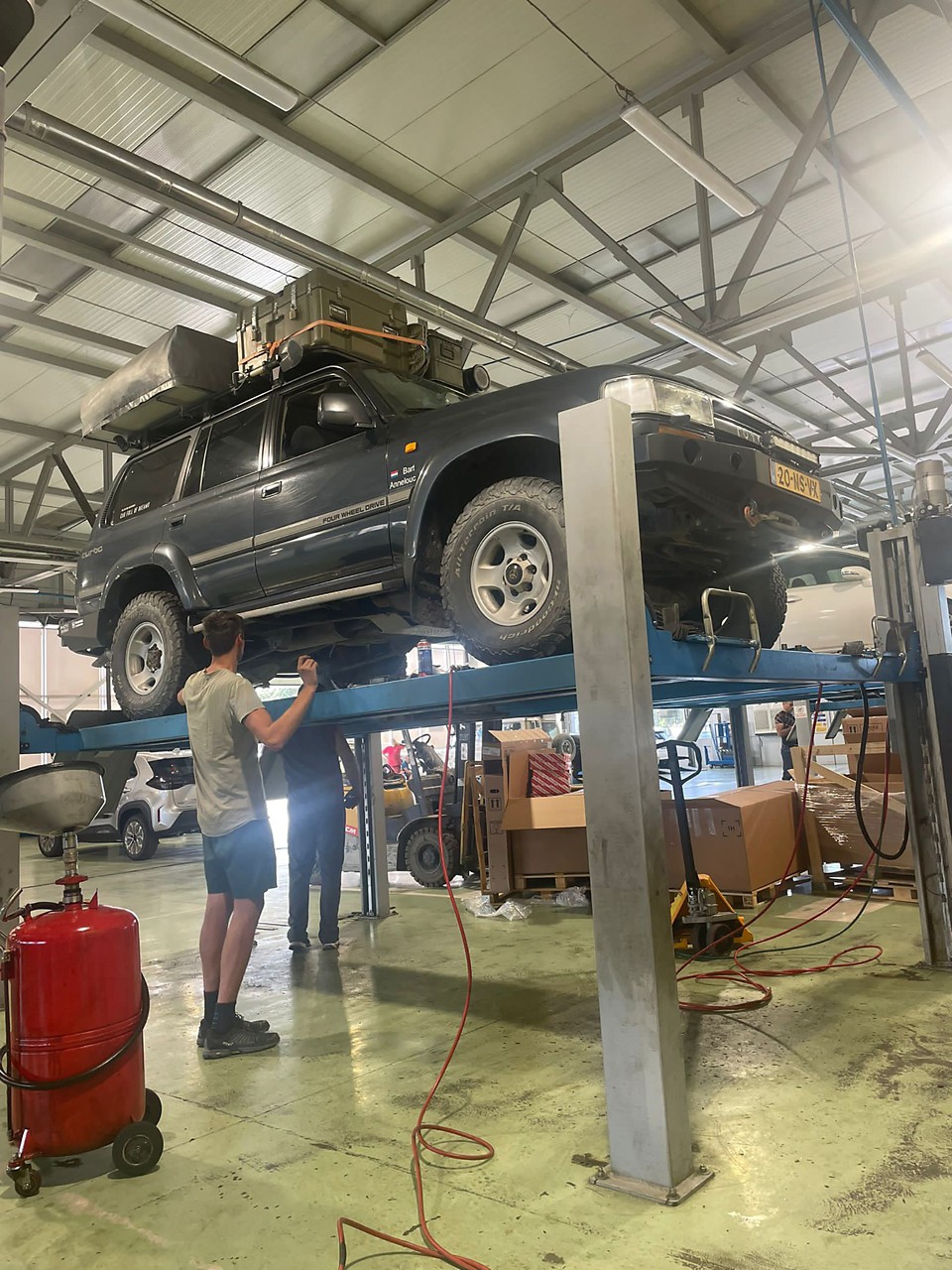Bart naast Toyota Land Cruiser, Ted, garage, hefbrug