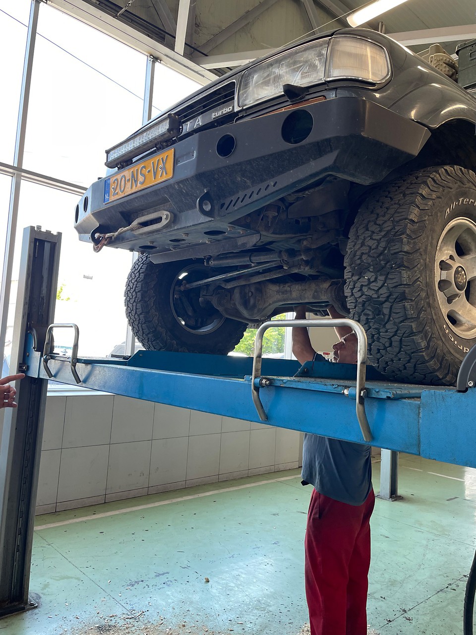 Toyota Land Cruiser, Ted, voorkant, garage, hefbrug, close-up
