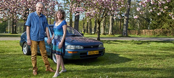 Toyota Corolla LXD 2.0, exterieur, rechtsvoor, naast Christa en Piet