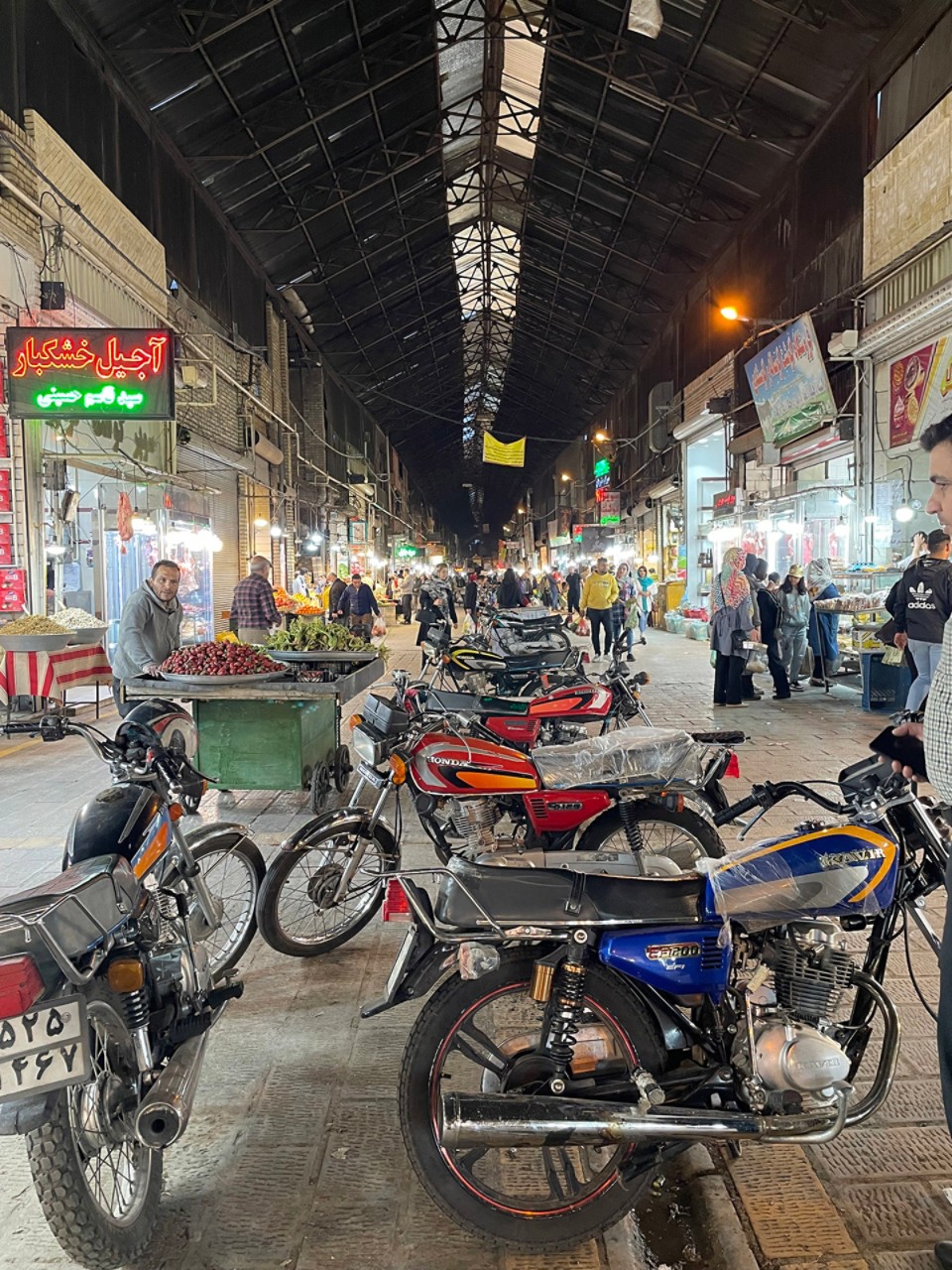 Toyota, Bart en Annelouc, Noord Iran, drukke straat, motoren