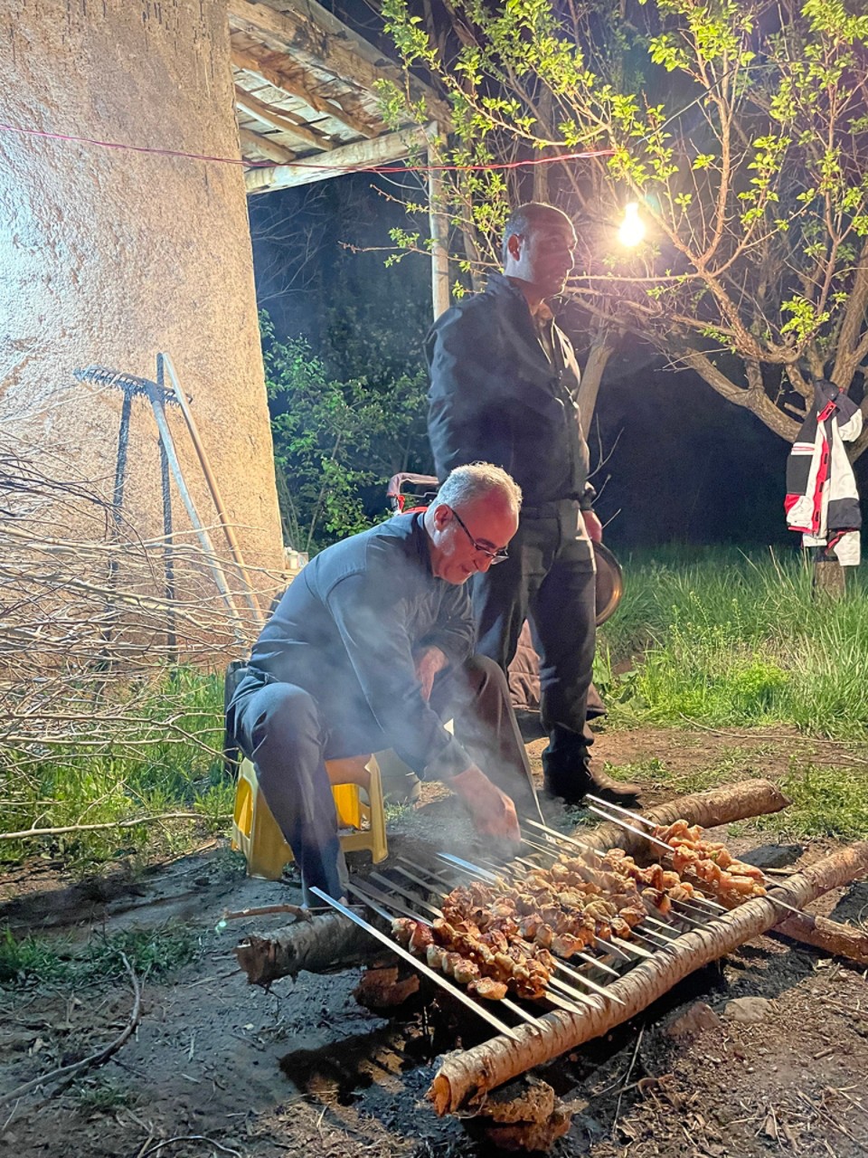 Toyota, Bart en Annelouc, Noord Iran, eten, locals