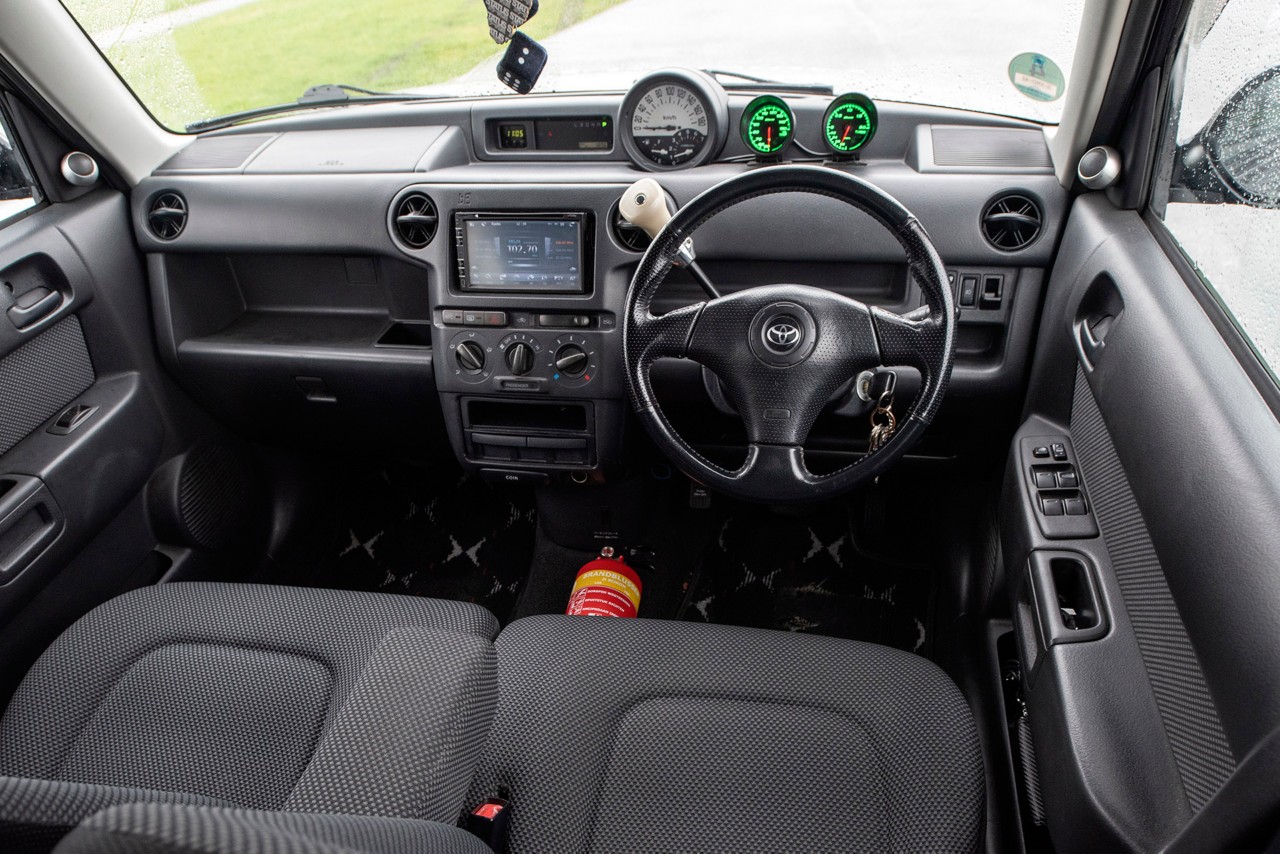 Toyota bB, interieur, voorstoelen, dashboard, zwart
