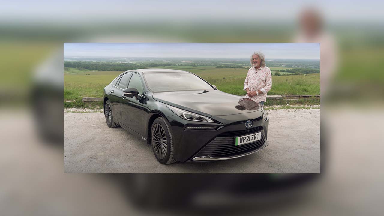 Toyota Mirai, exterieur, rechtsvoor, zwart, naast James May