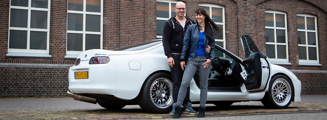 Toyota Supra, exterieur, zijkant, wit, naast Mai en Mario