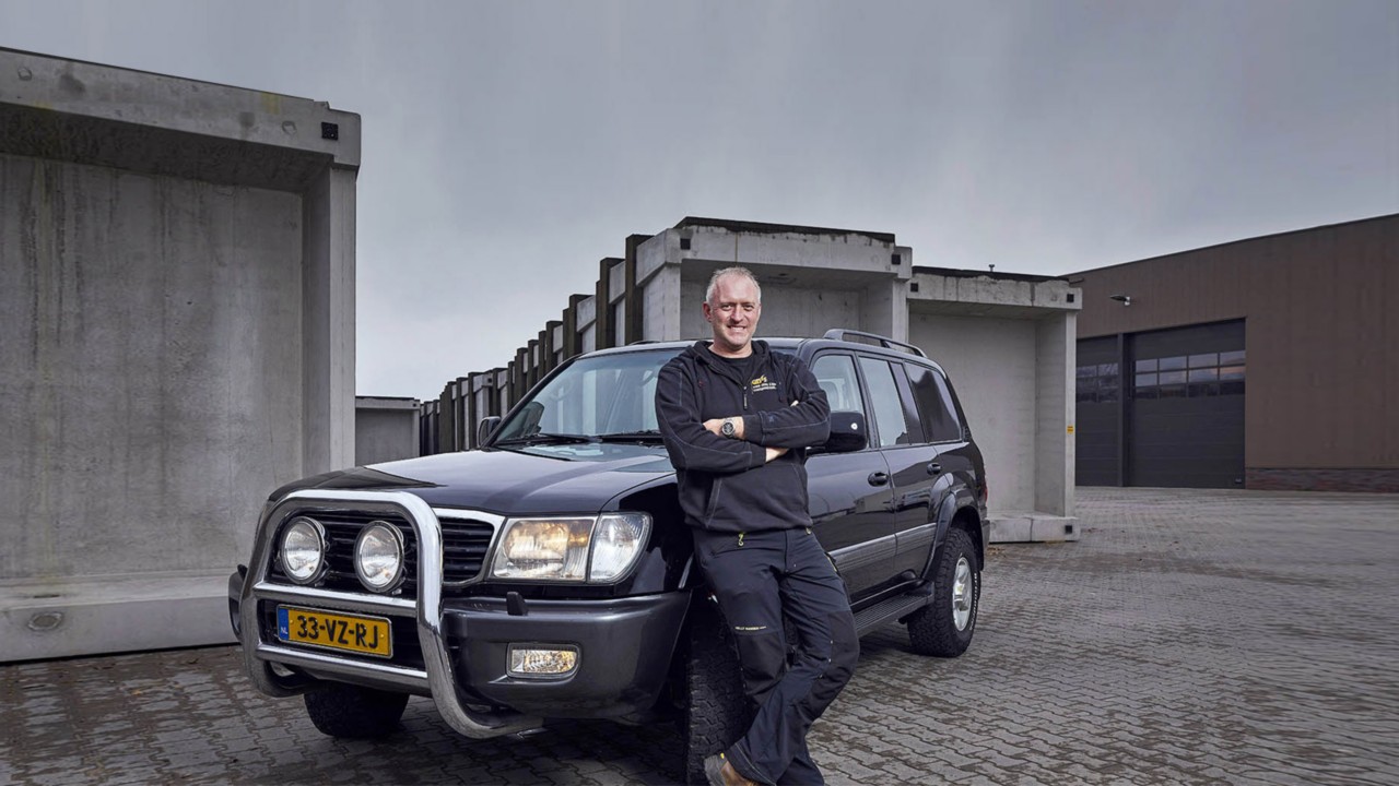 Toyota Land Cruiser, exterieur, linksvoor, zwart, John van den Eijnde