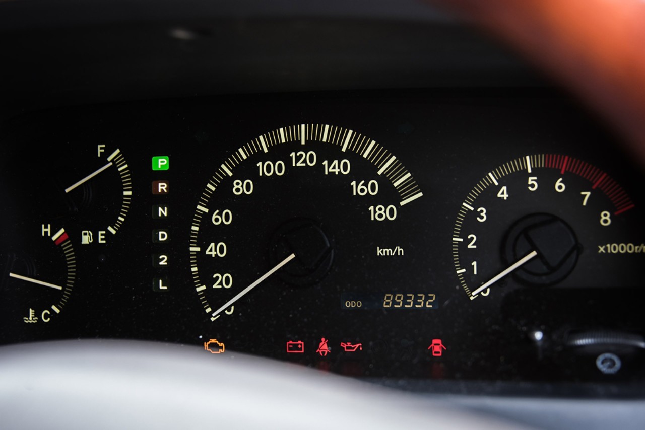Toyota-Grand-Hi-Ace-interieur-dashboard-klokken-Onverwachte-keuzes