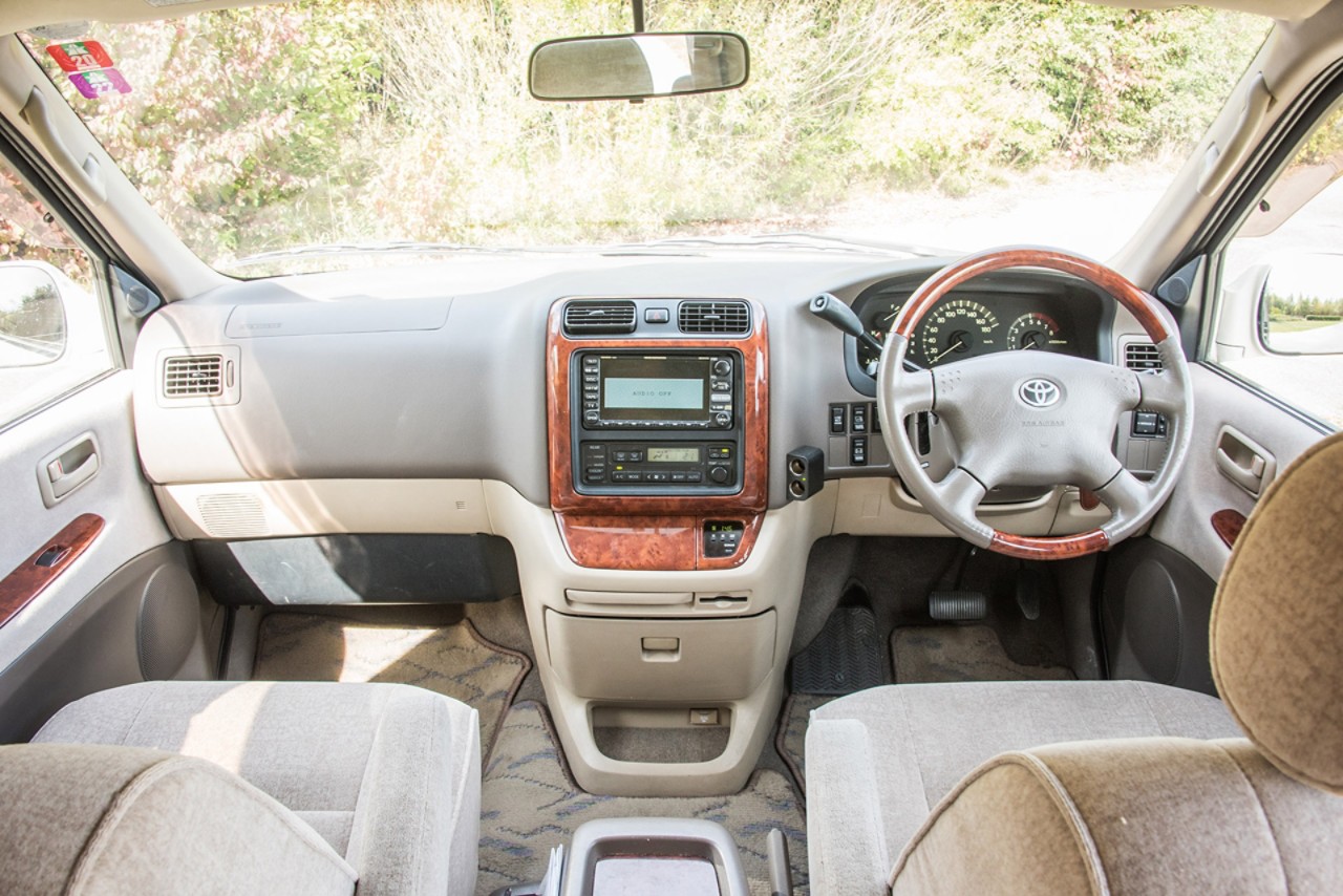 Toyota Grand Hi Ace interieur dashboard