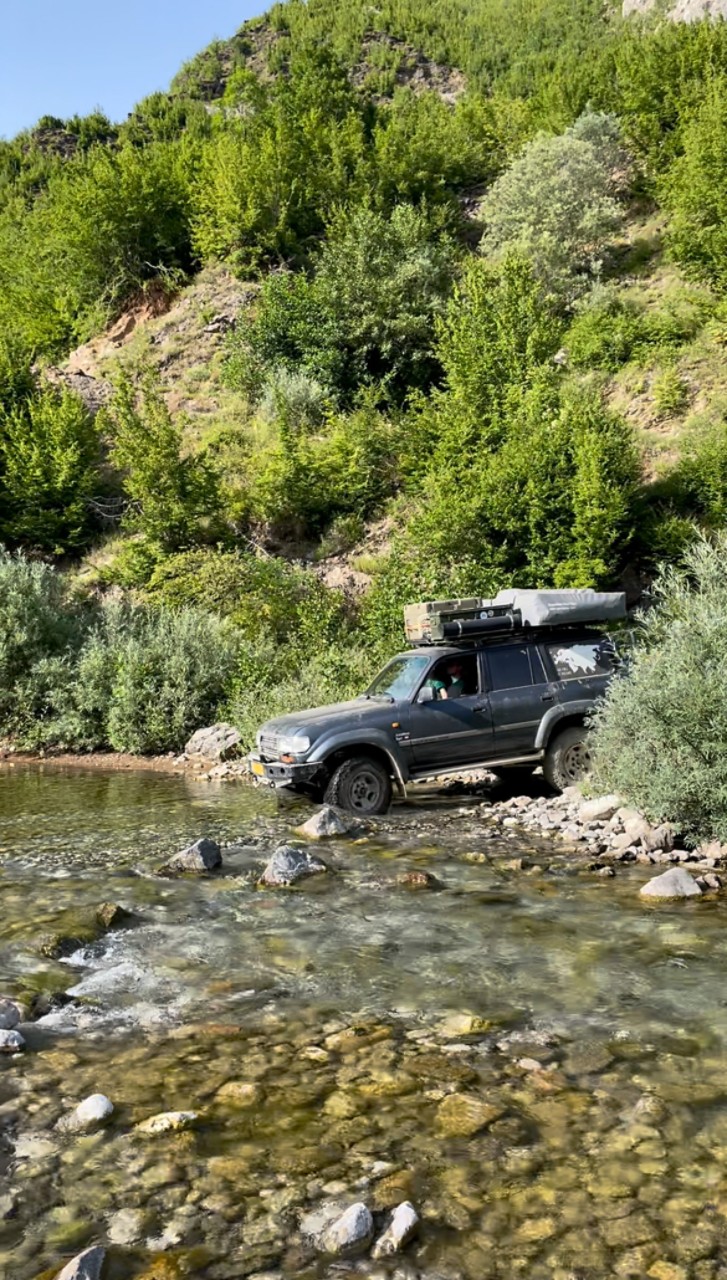 Toyota-Land-Cruiser-exterieur-zijkant-Ted-Bart-en-Annelouc-road-trip-rivier