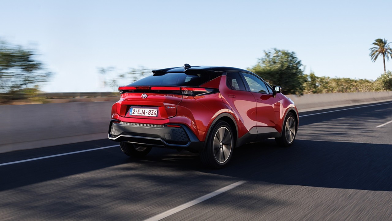 Toyota C-HR exterieur driekwart rechtsachter rijdend