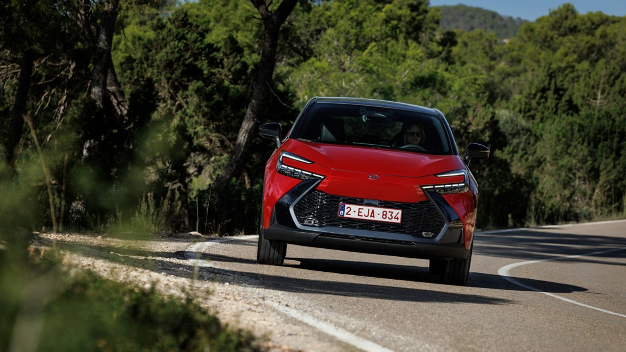 Toyota C-HR exterieur voorkant rijdend