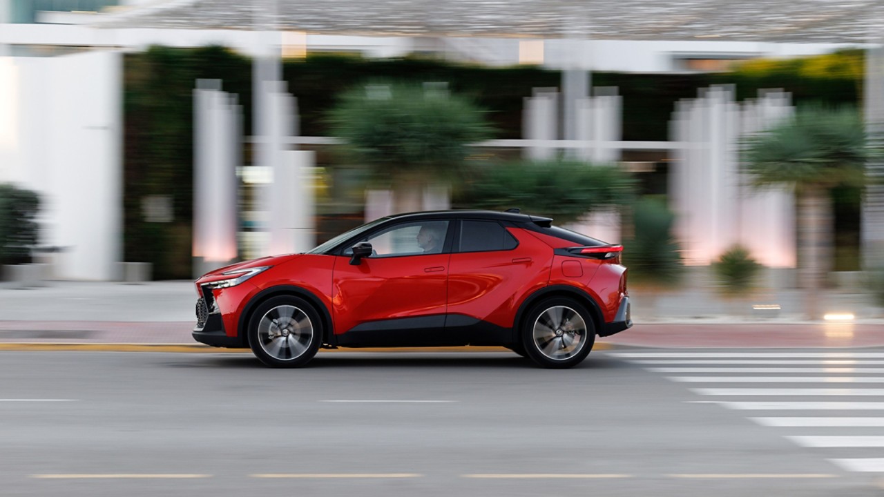 Toyota C-HR exterieur zijkant rijdend