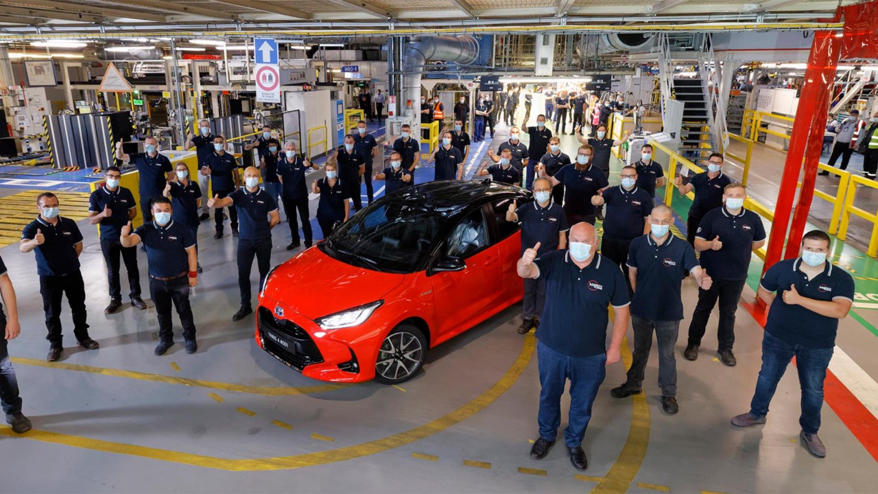 Toyota Yaris, exterieur, linksvoor, rood, fabriek