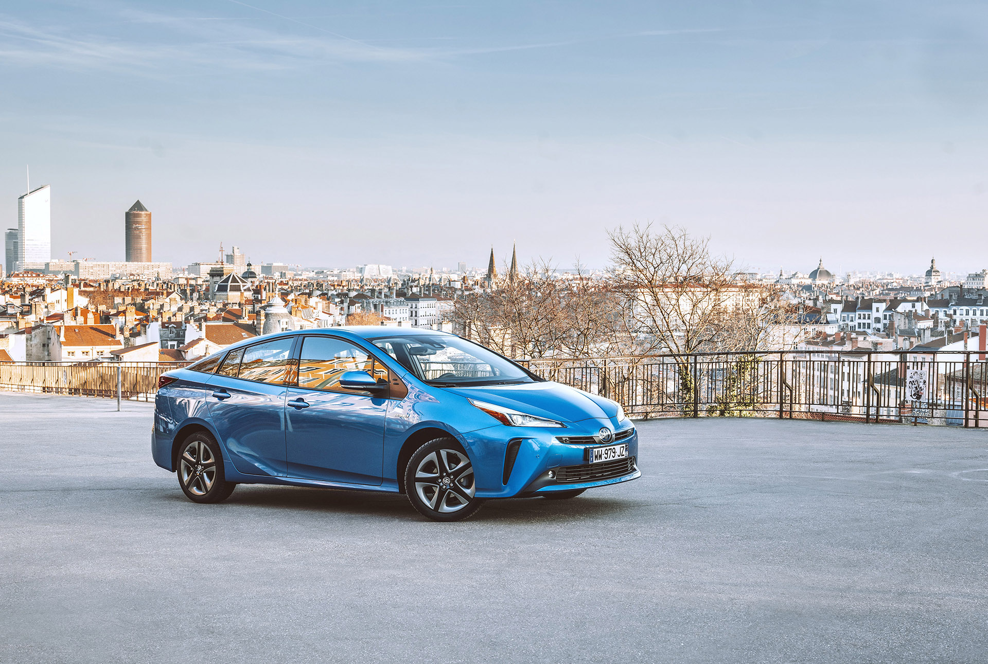 Toyota Prius Plug-in Hybrid, exterieur, zijkant, blauw