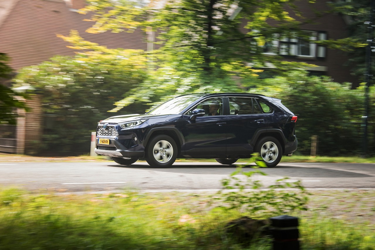 Toyota exterieur RAV4 rijdend zijaanzicht bomen