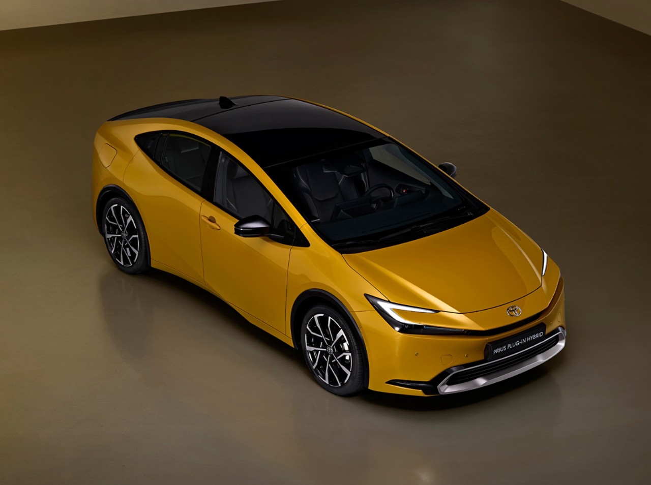 Toyota-vijfde-generatie-Prius-Plug-in-Hybrid-exterieur-bovenaf-voorkant-geel