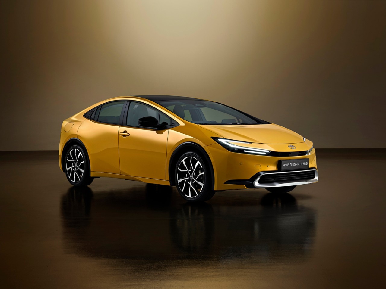 Toyota-vijfde-generatie-Prius-Plug-in-Hybrid-exterieur-rechts-voor-geel