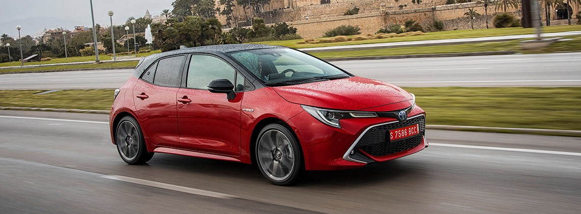 Toyota-Corolla-Hybrid-exterieur-rechtsvoor-rood
