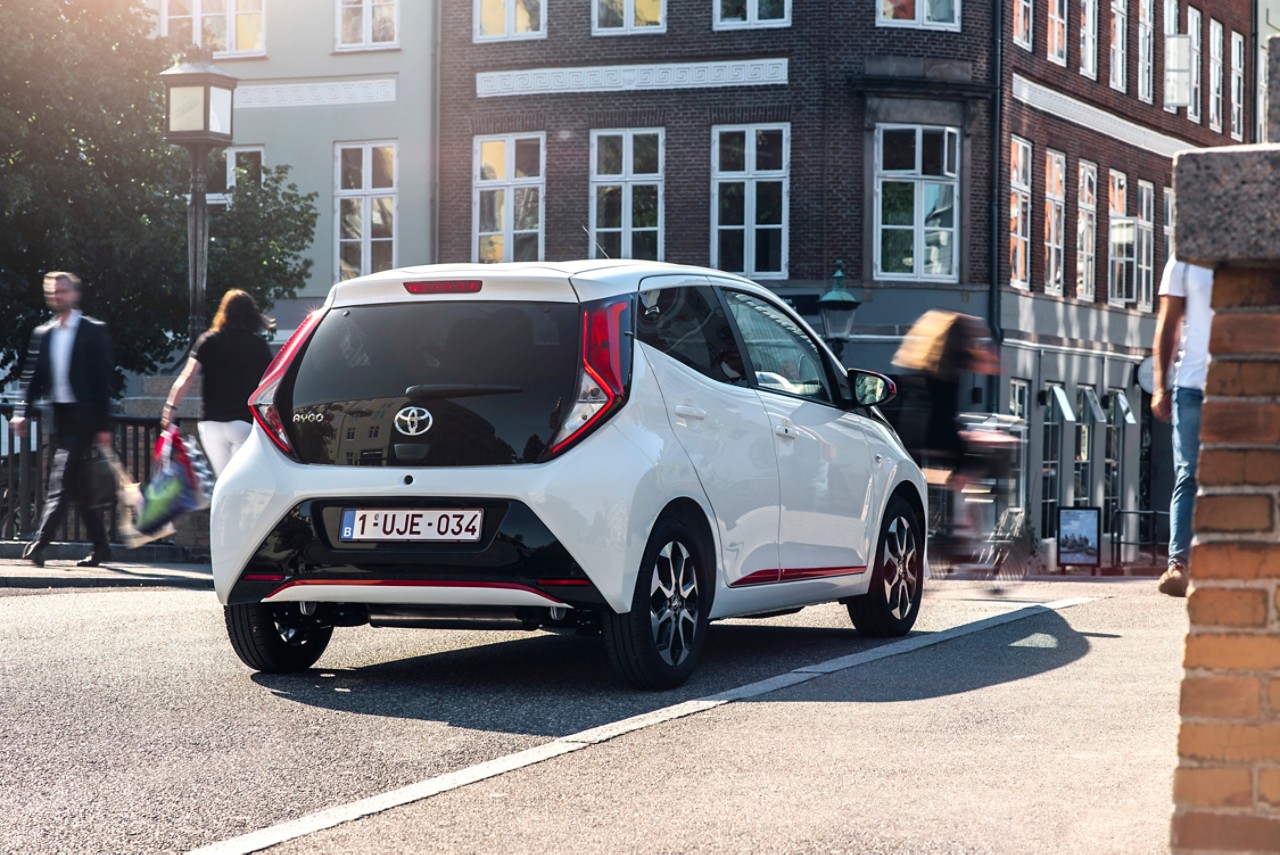 Toyota, Aygo, exterieur, achterkant, driekwart, rechtsachter