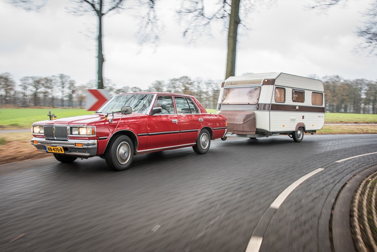 Toyota Crown Super Saloon, 1981, exterieur, schuin voor, rood, klassieke caravan