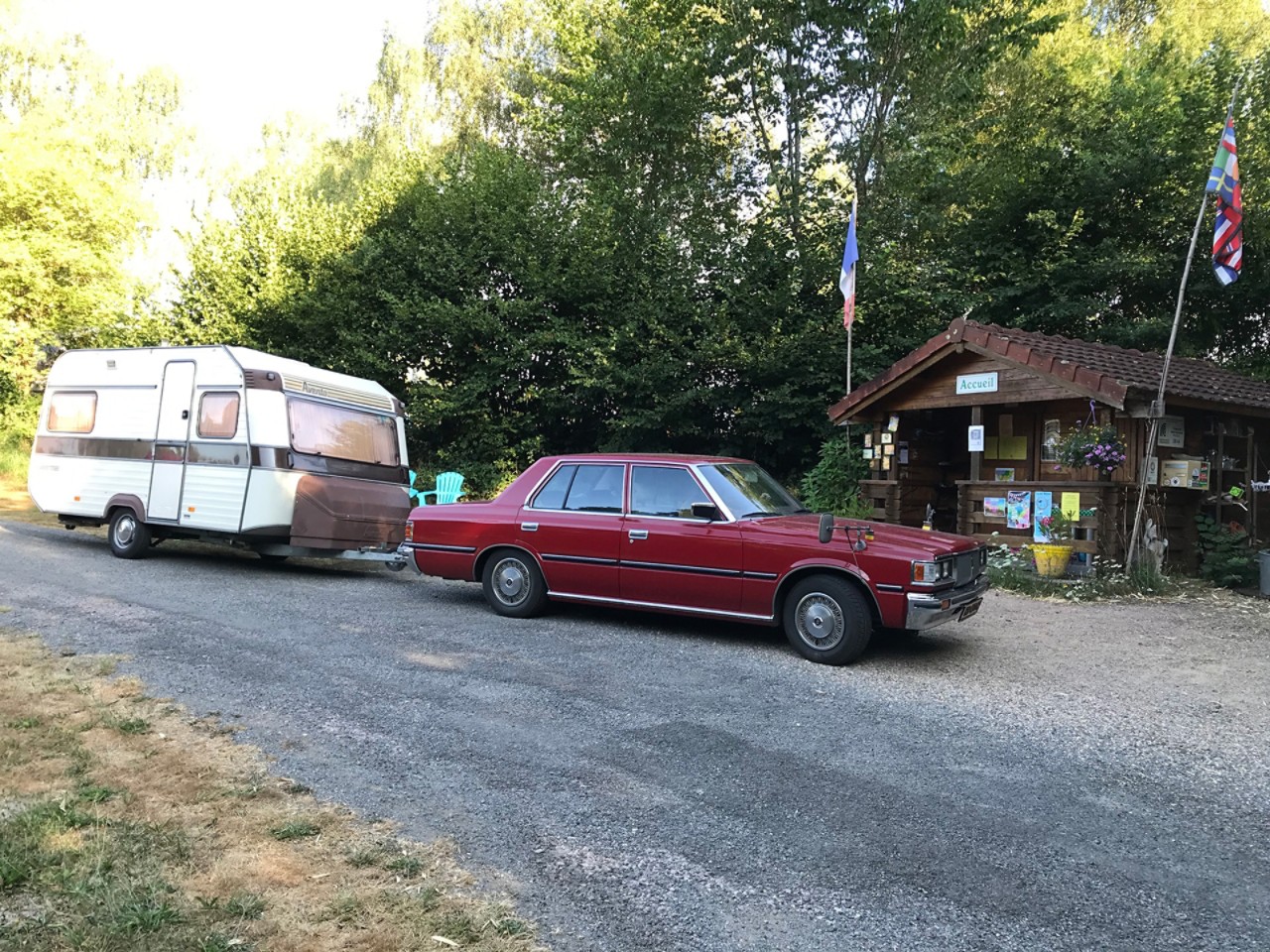 Toyota Crown Super Saloon, 1981, exterieur, zijkant, rood, klassieke caravan, Zuid Frankrijk