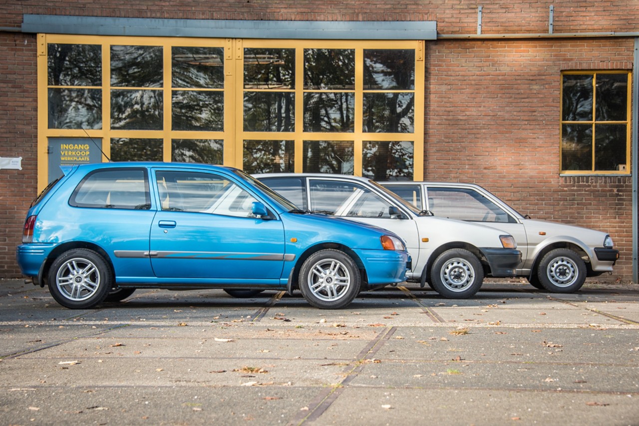 Toyota Starlet P7, P8 en P9, exterieur, zijkant, achter elkaar, Peter van Burik