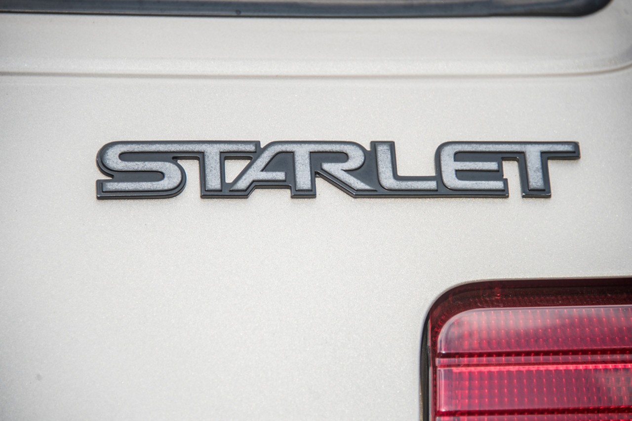 Toyota Starlet P7, exterieur, achterkant, Starlet, embleem, close-up