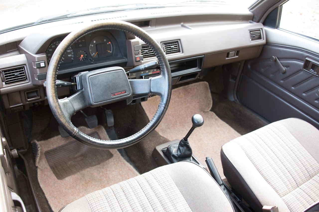 Toyota Starlet P7, interieur, voorstoelen, stuur, dashboard