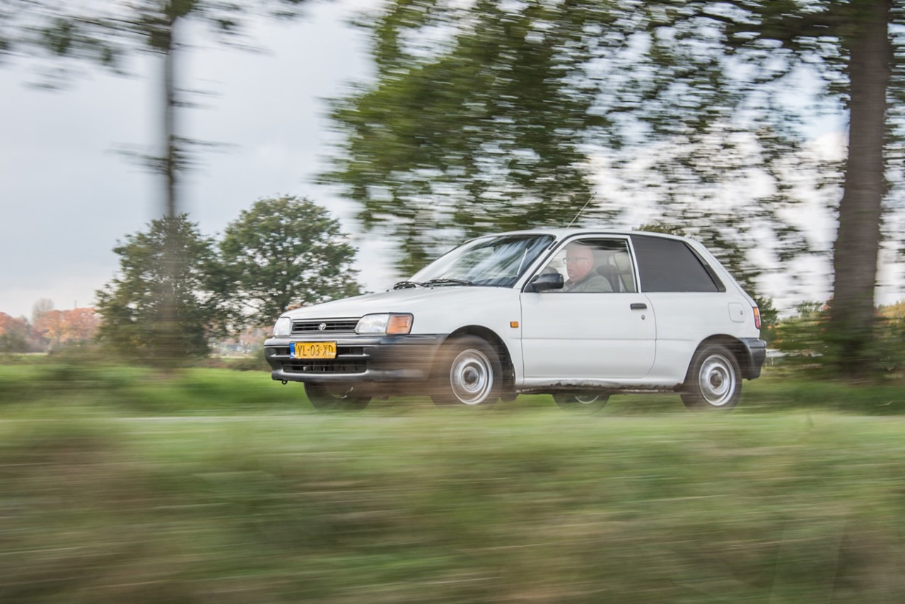 Toyota Starlet P8, exterieur, links, voor, wit, rijdend, Peter van Burik