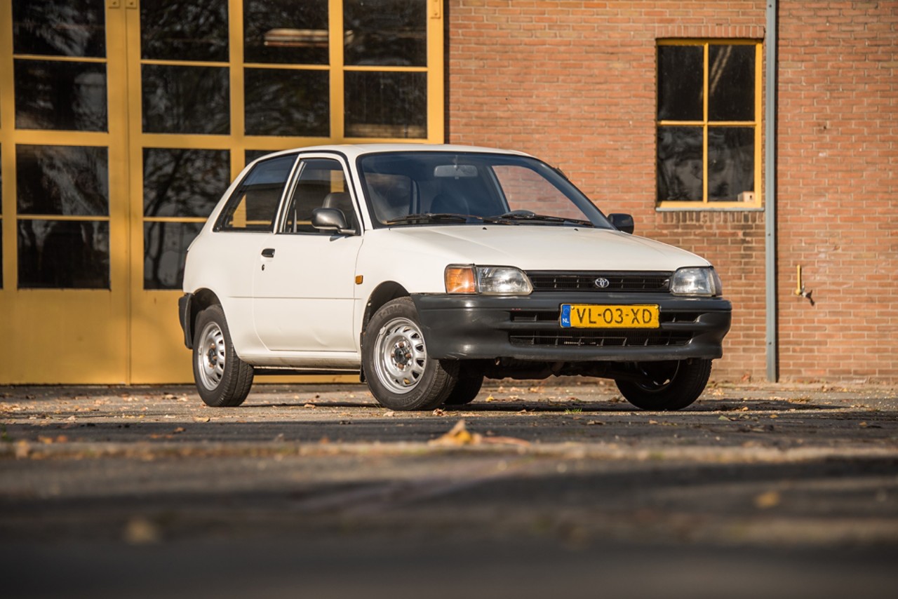 Toyota Starlet P8, exterieur, rechts, voor, wit, Peter van Burik