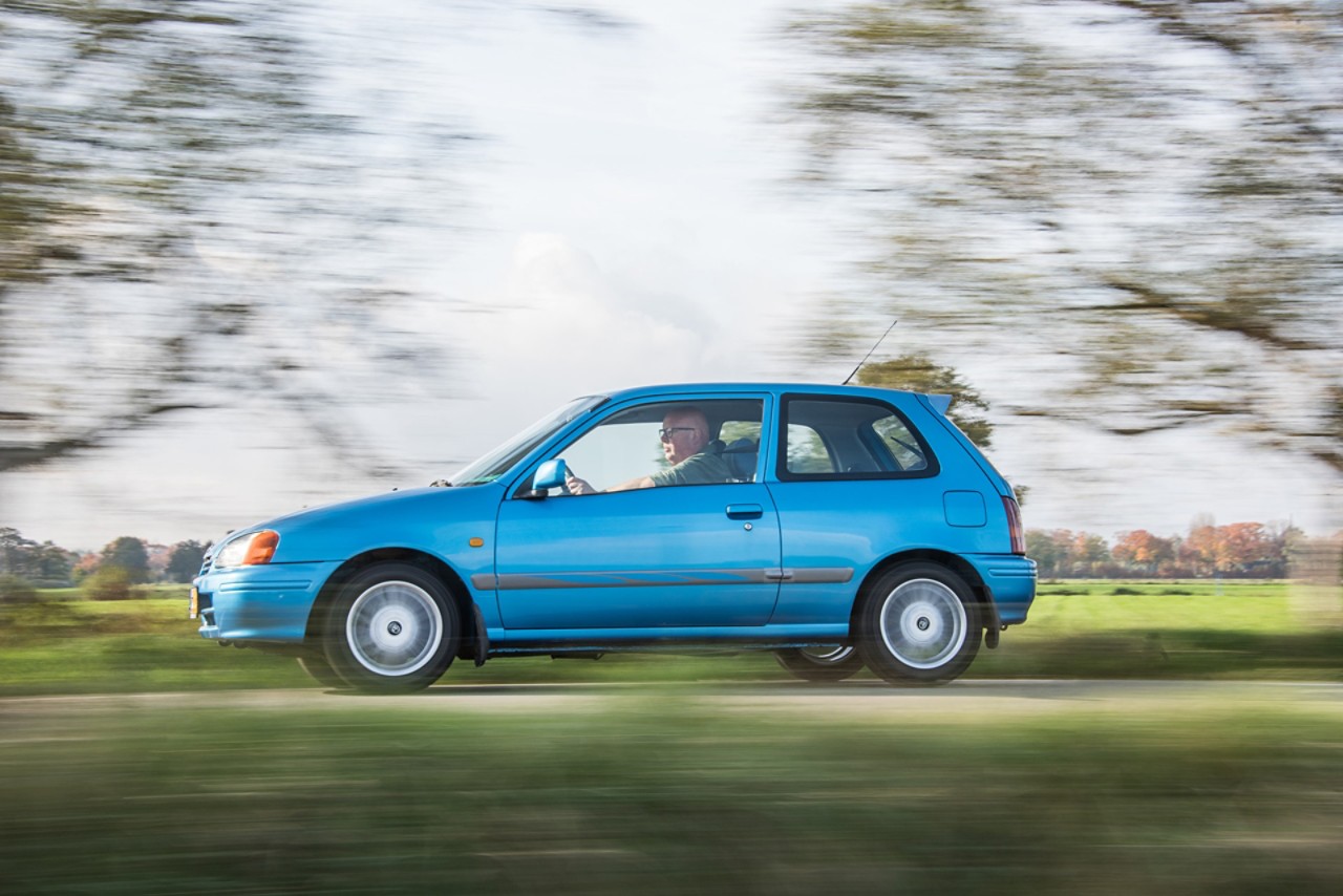 Toyota Starlet P9, exterieur, zijkant, blauw, rijdend, Peter van Burik