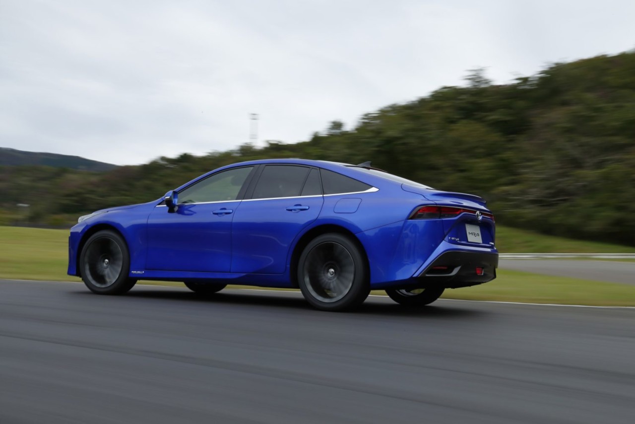 Toyota-Mirai-exterieur-blauw-zijaanzicht