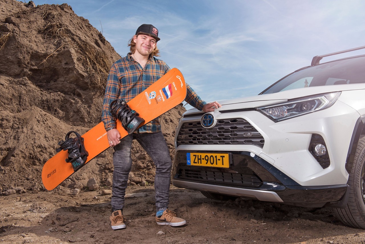 Toyota, SYI. Chris Vos met snowboard naast Toyota RAV4