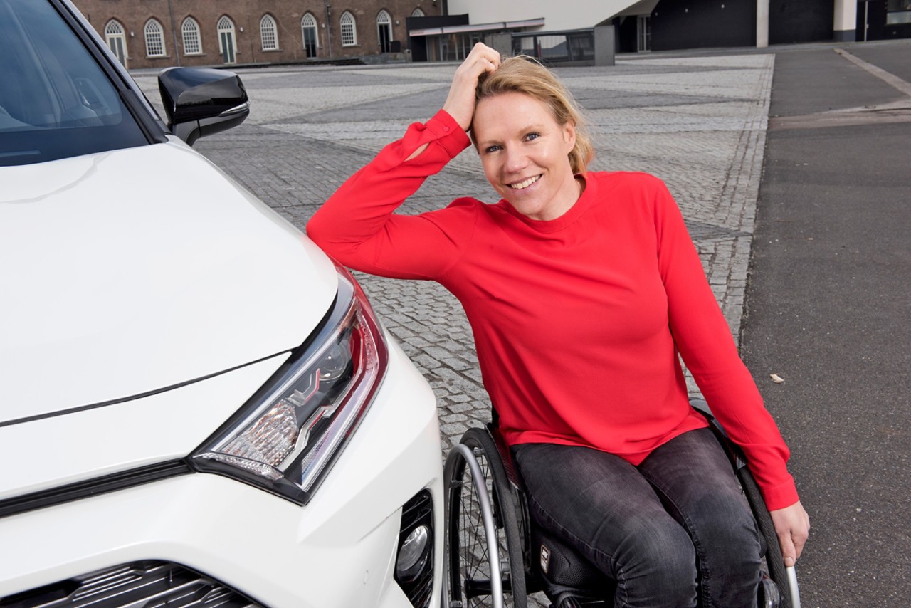 Toyota, Start Your Impossible, Ambassadeur, Esther Vergeer, leunend, auto