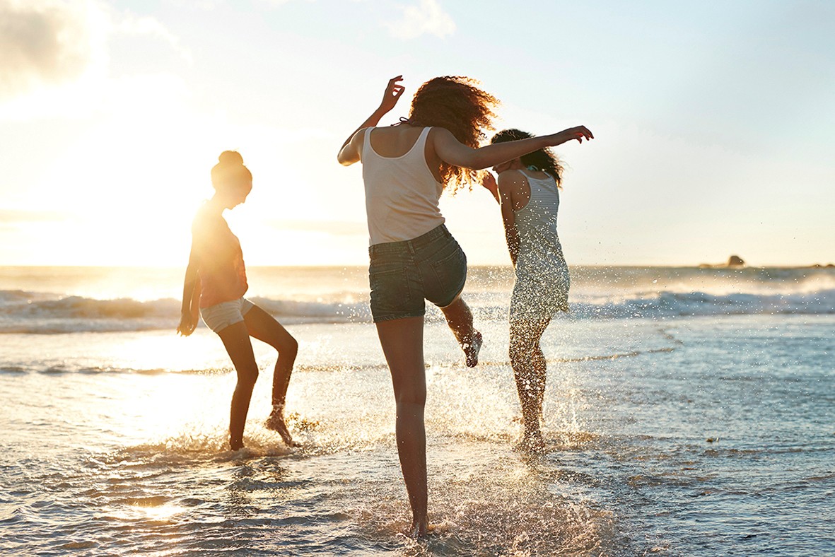 vrouw-gezin-strand