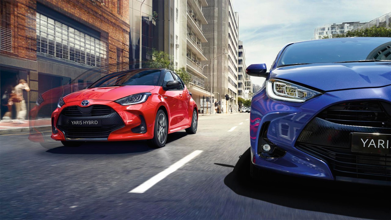 Toyota-Yaris-exterieur-voorkant-rood-en-blauw