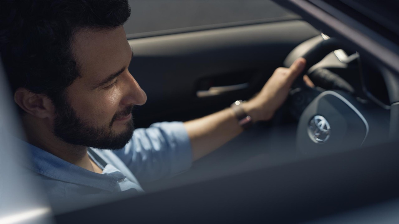 Toyota, lifestyle, man, achter het stuur