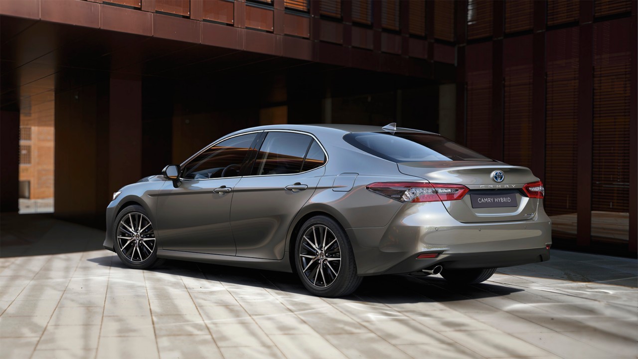 Toyota-Camry-exterieur-zijkant-rechts-achter-grijs