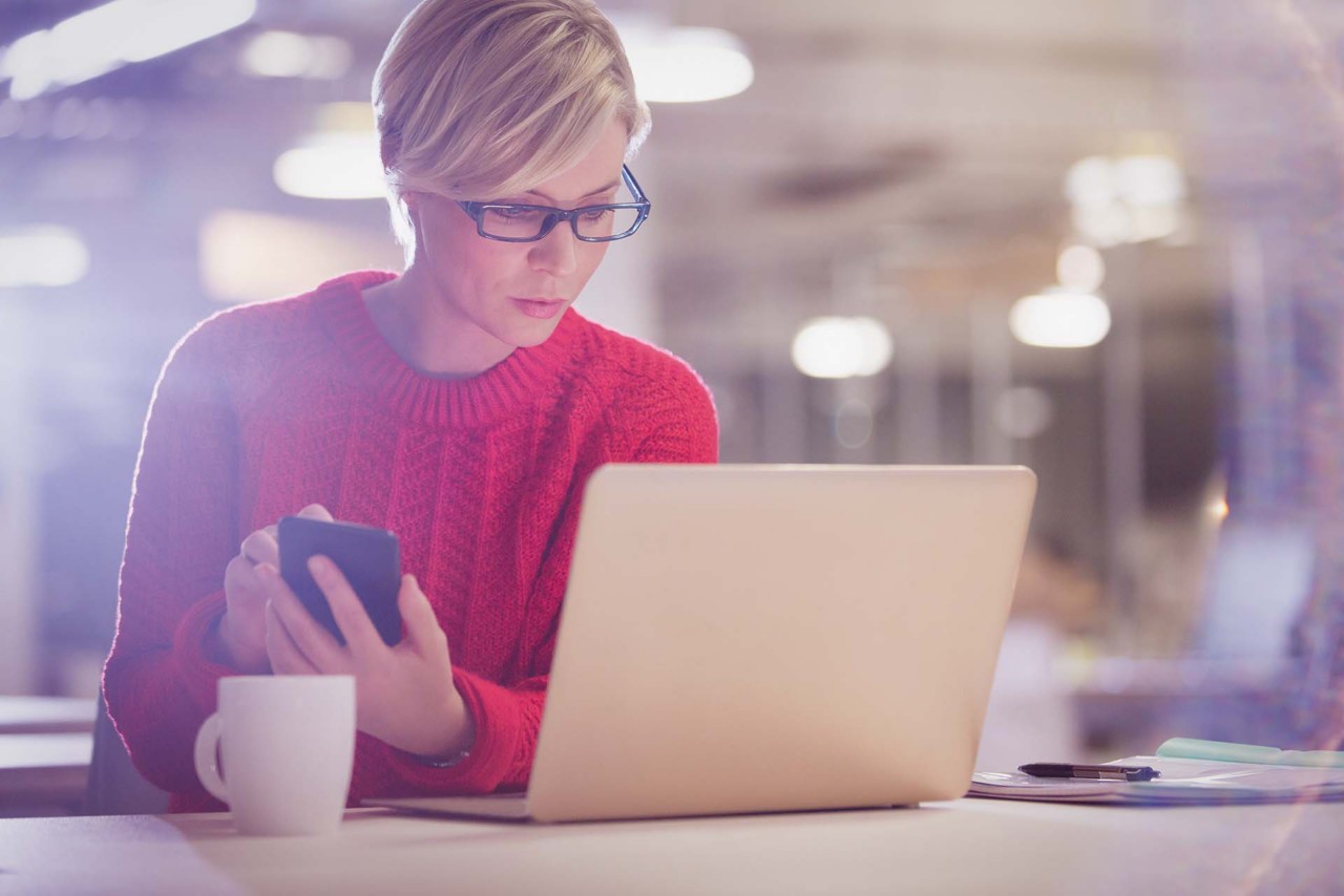 Toyota, lifestyle, vrouw met laptop en telefoon