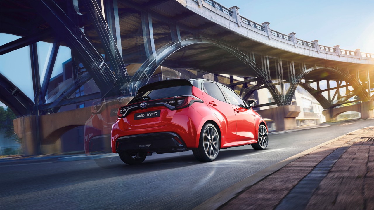 Toyota Yaris, zijkant, achter, driekwart, rechts, rijdend, straat