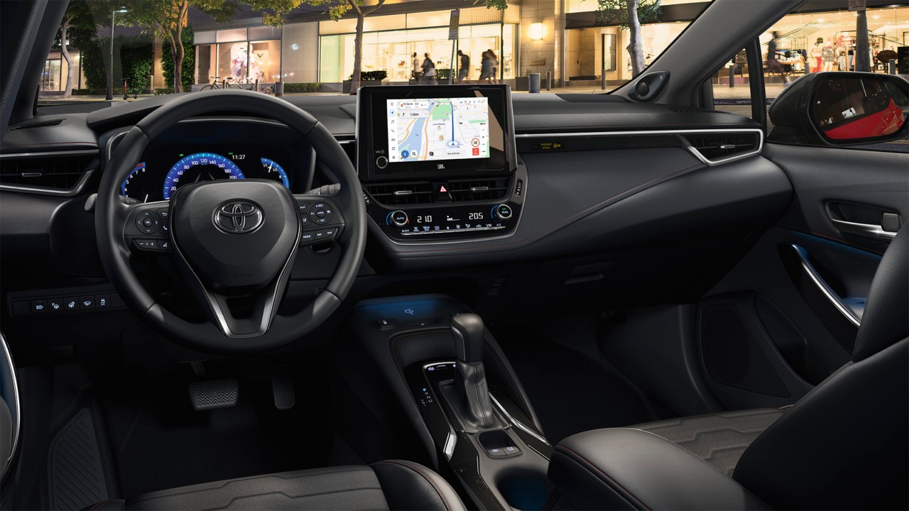 Toyota-Corolla-hybrid-rood-interieur