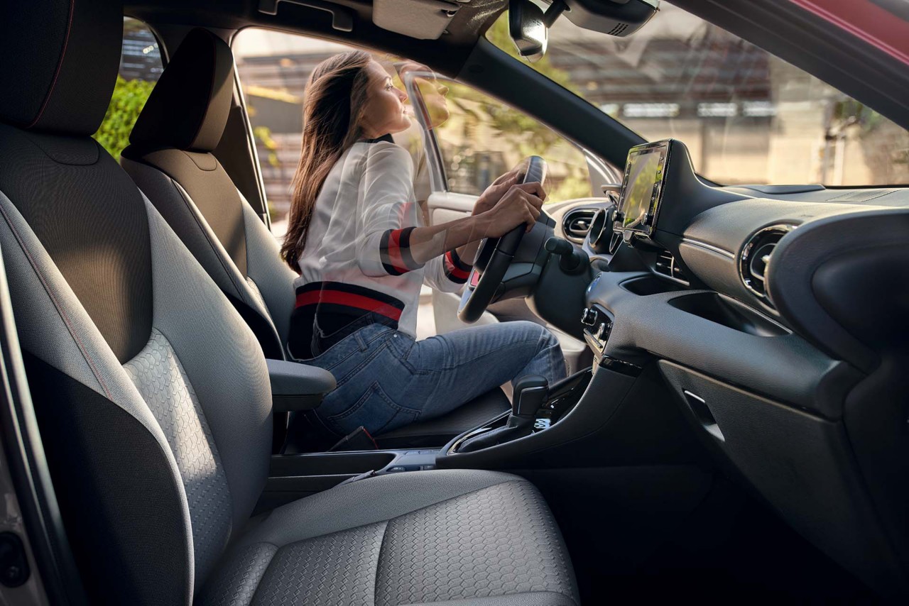 Toyota, jonge vrouw die uitstapt