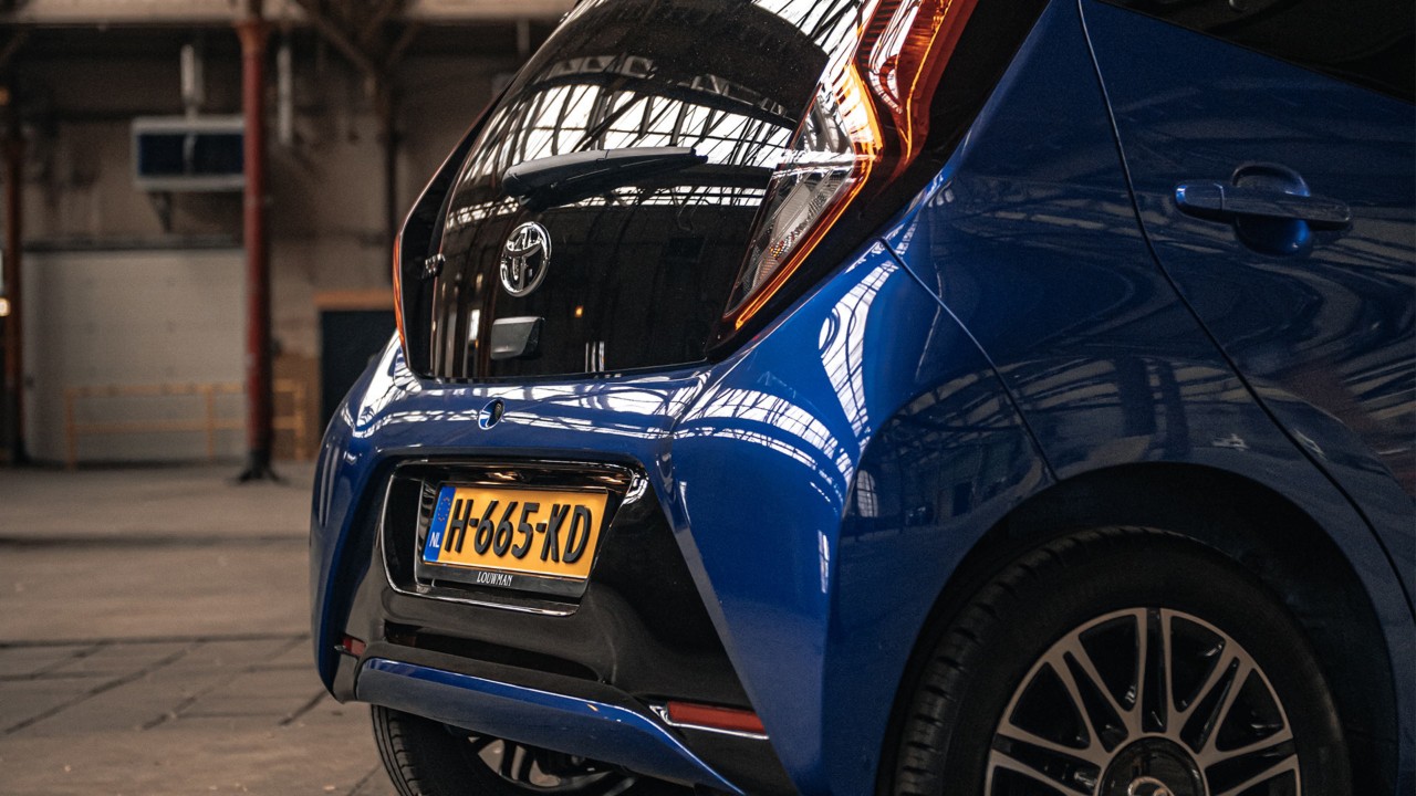 Toyota Aygo, exterieur, schuin achter, blauw