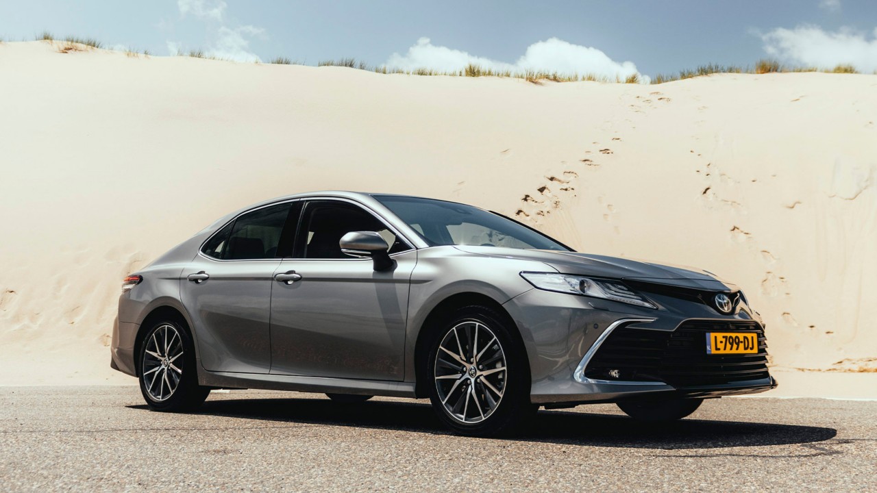 Toyota-Camry-exterieur-rechtsvoor-grijs-1