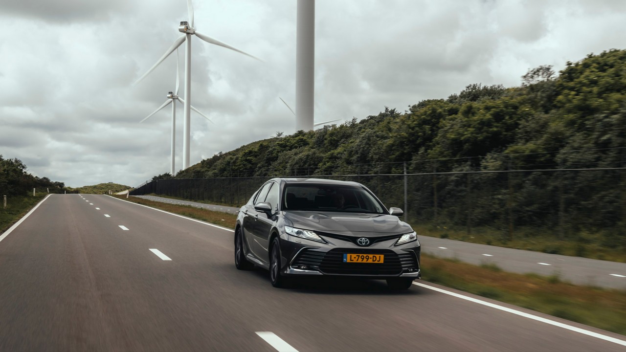 Toyota Camry, exterieur, voorkant, grijs, rijdend