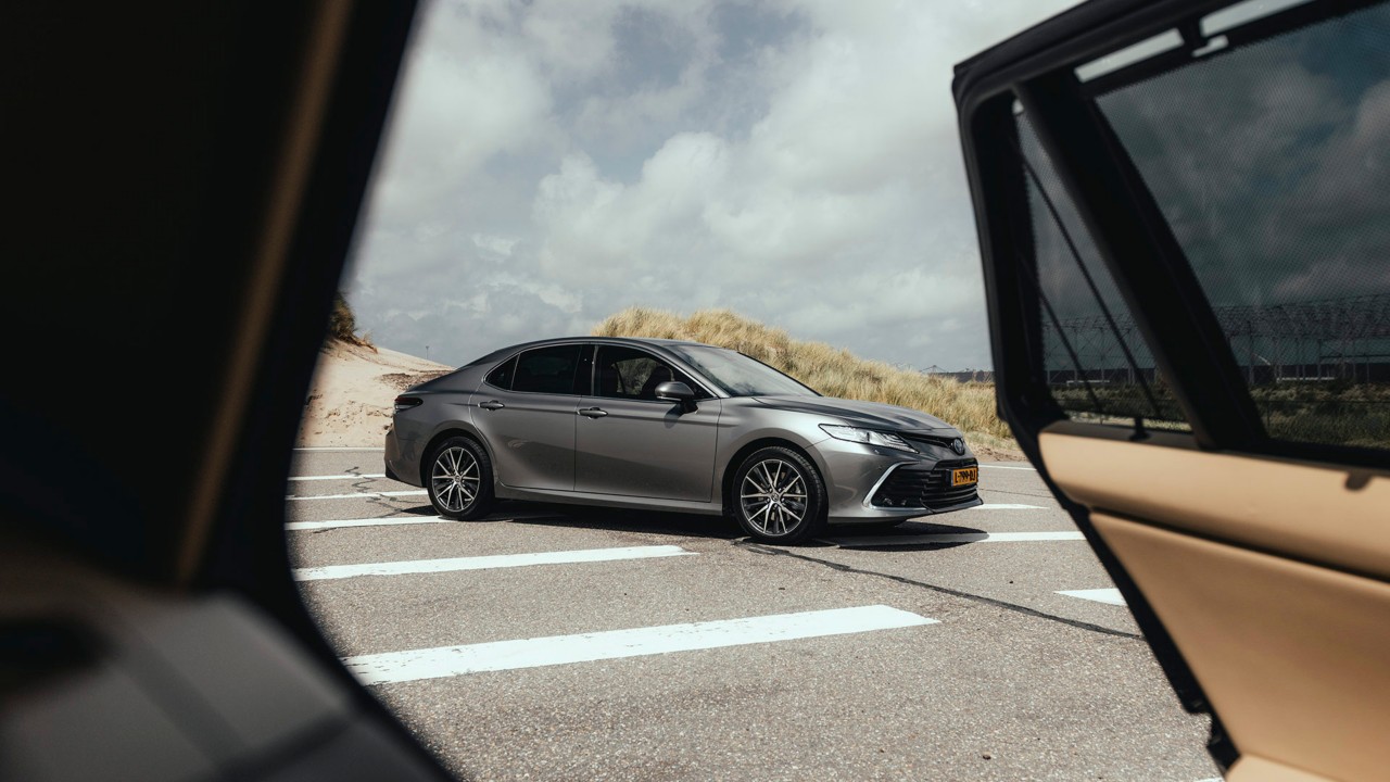 Toyota Camry, exterieur, zijkant, grijs, vanuit andere auto
