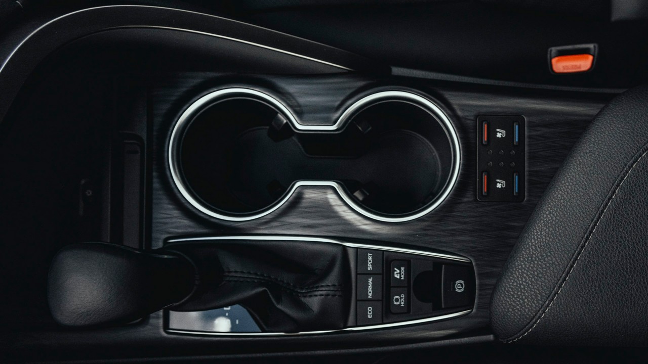Toyota Camry, interieur, bekerhouders, pookknop, zwart