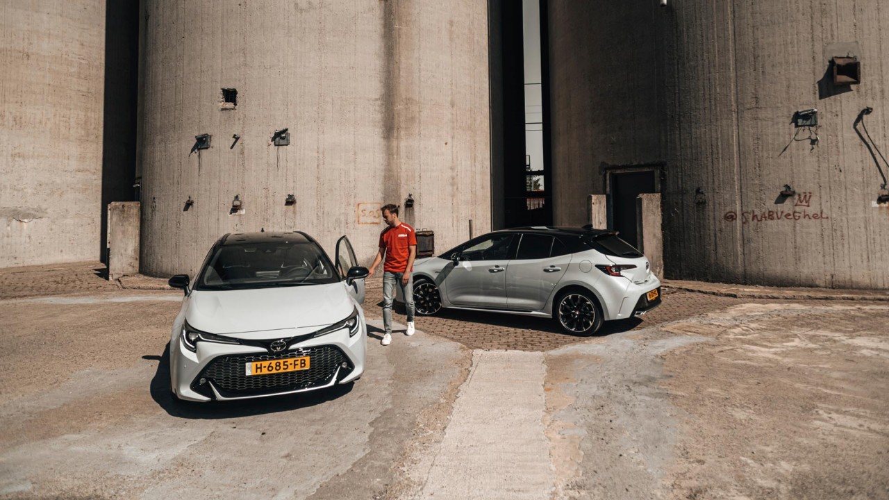 Toyota-Corolla-GR-Sport-exterieur-hatchback-en-touring-sports-wit-persoon